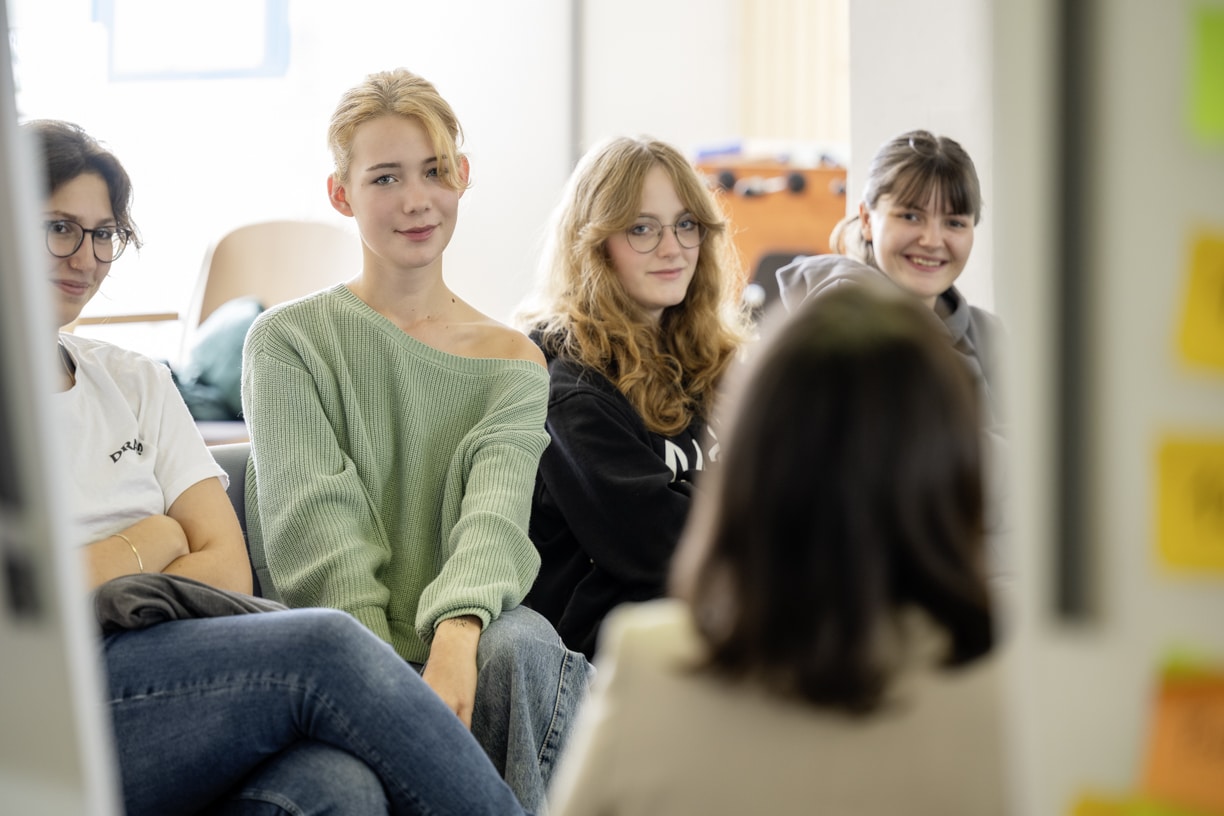 Schülerinnen bei Jahresbegleitung