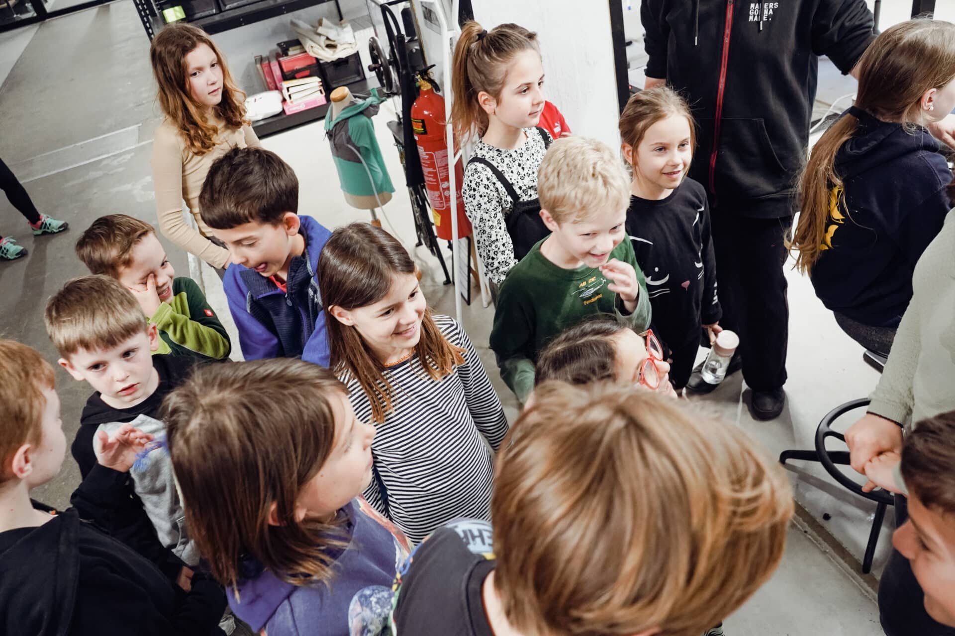 Kinder lasern Krafttier