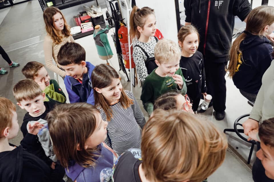 Kinder lasern Krafttier