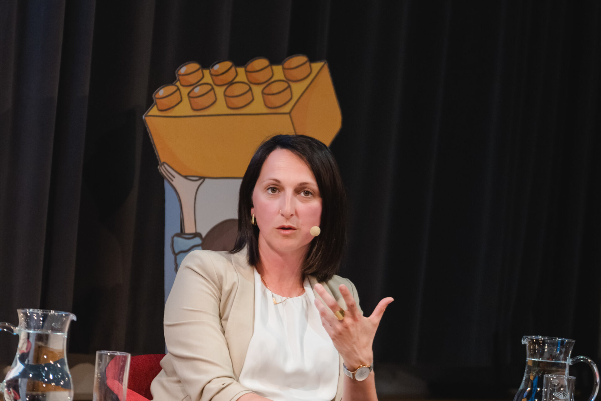Orientierung in unsicheren Zeiten: Wie wir Kindern Sicherheit schenken.„Kindheit im Dauerkrisenmodus“ – über dieses so wichtige wie aktuelle Thema diskutierten am 28. April 2026 Expert:innen im Wissensturm Linz. Im Rahmen der Podiumsdiskussion der Kinderfreunde Oberösterreich brachte Andrea Wurz, Leiterin des INNERversums, ihre Perspektive ein, die den Fokus konsequent auf die psychische Gesundheit und die Kraft stabiler Beziehungen lenkt.